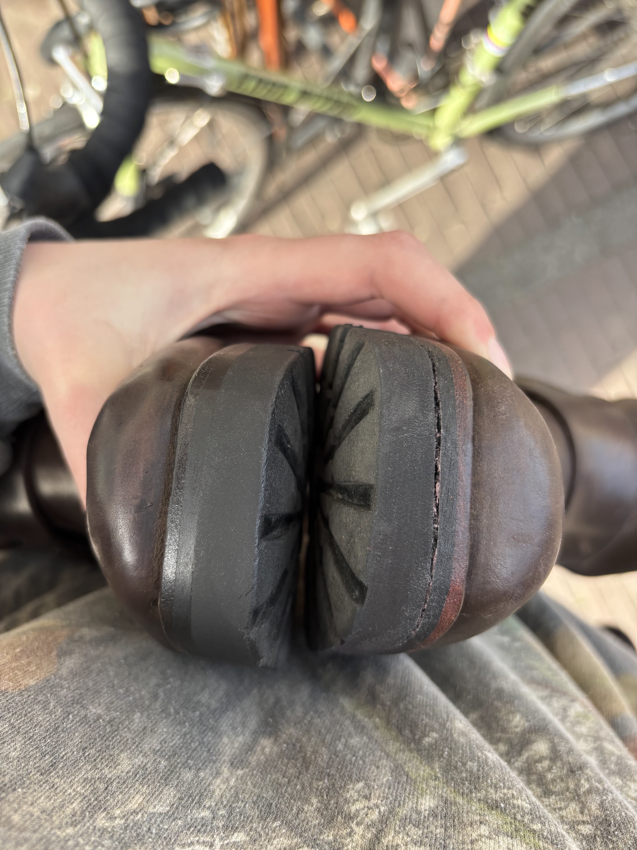 Close-up van de nieuwe zool onder een paar leren laarzen